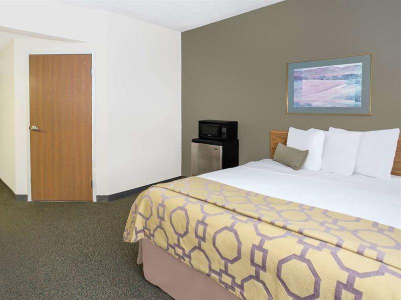 Baymont By Wyndham Janesville Buitenkant foto